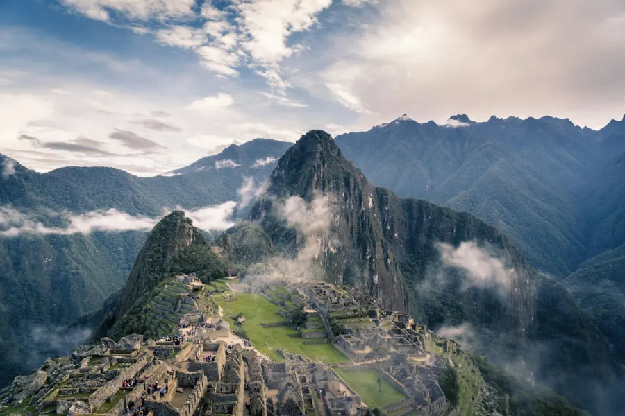 Trilho de montanha sobre as ruínas de Machu Picchu, Peru