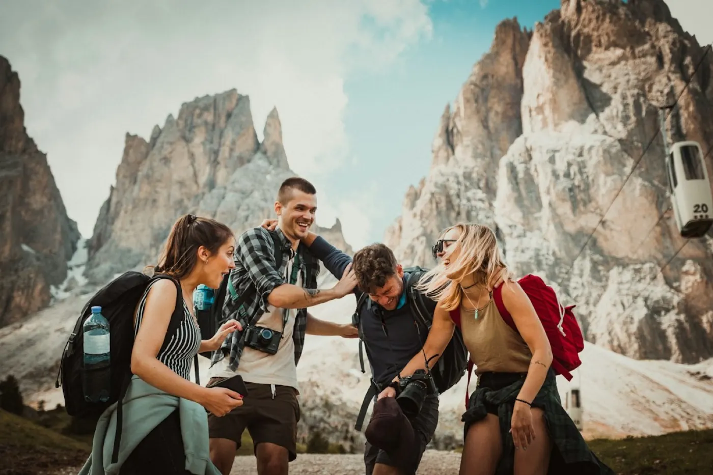 Grupo de amigos a caminhar entre os picos rochosos das Dolomitas, Itália